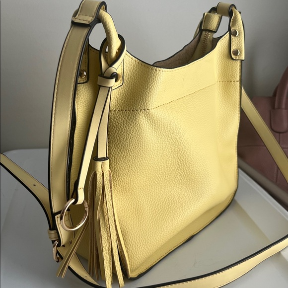 Jen and Co. Vegan leather butter yellow Crossbody bag - Picture 2 of 13